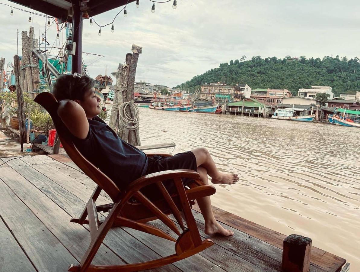 Rub Lom Chom Klong Homestay Csumphon Kültér fotó