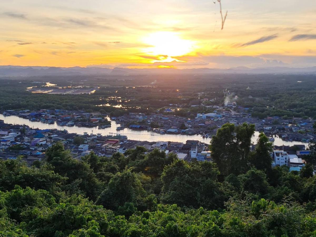 Rub Lom Chom Klong Homestay Csumphon Kültér fotó