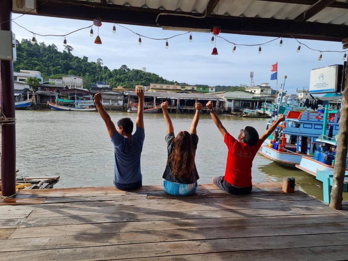 Rub Lom Chom Klong Homestay Csumphon Kültér fotó