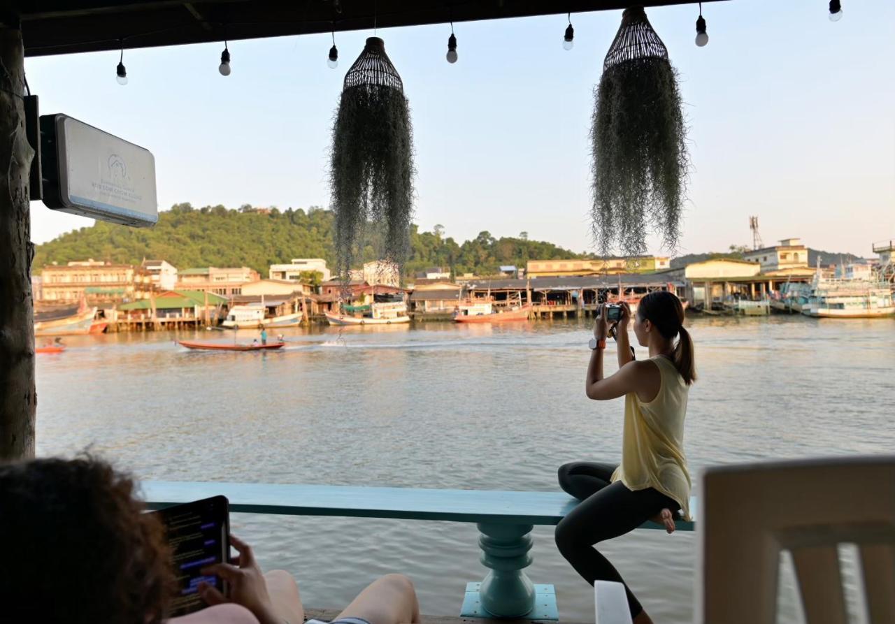 Rub Lom Chom Klong Homestay Csumphon Kültér fotó