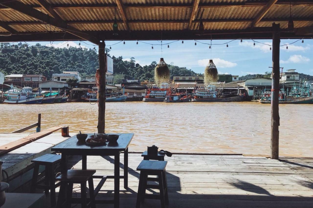Rub Lom Chom Klong Homestay Csumphon Kültér fotó