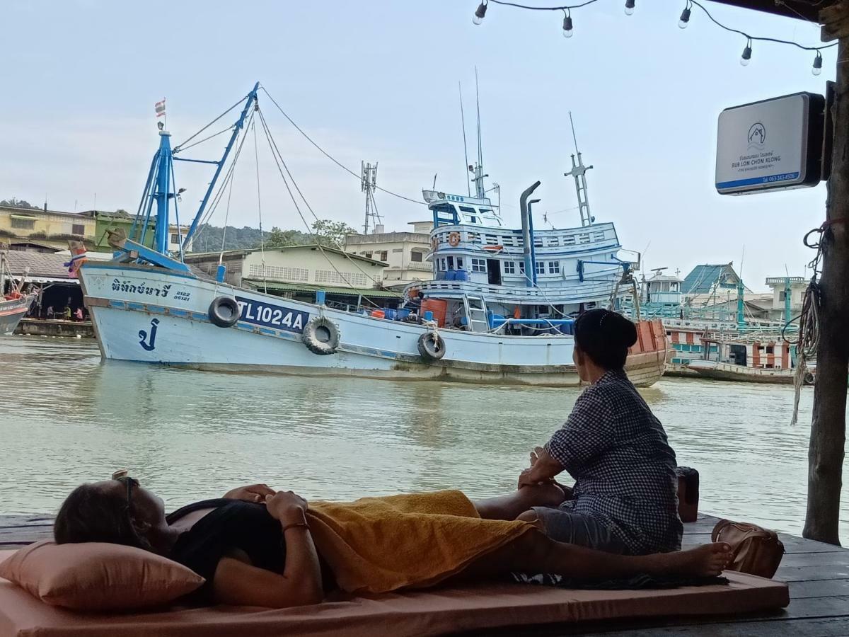 Rub Lom Chom Klong Homestay Csumphon Kültér fotó