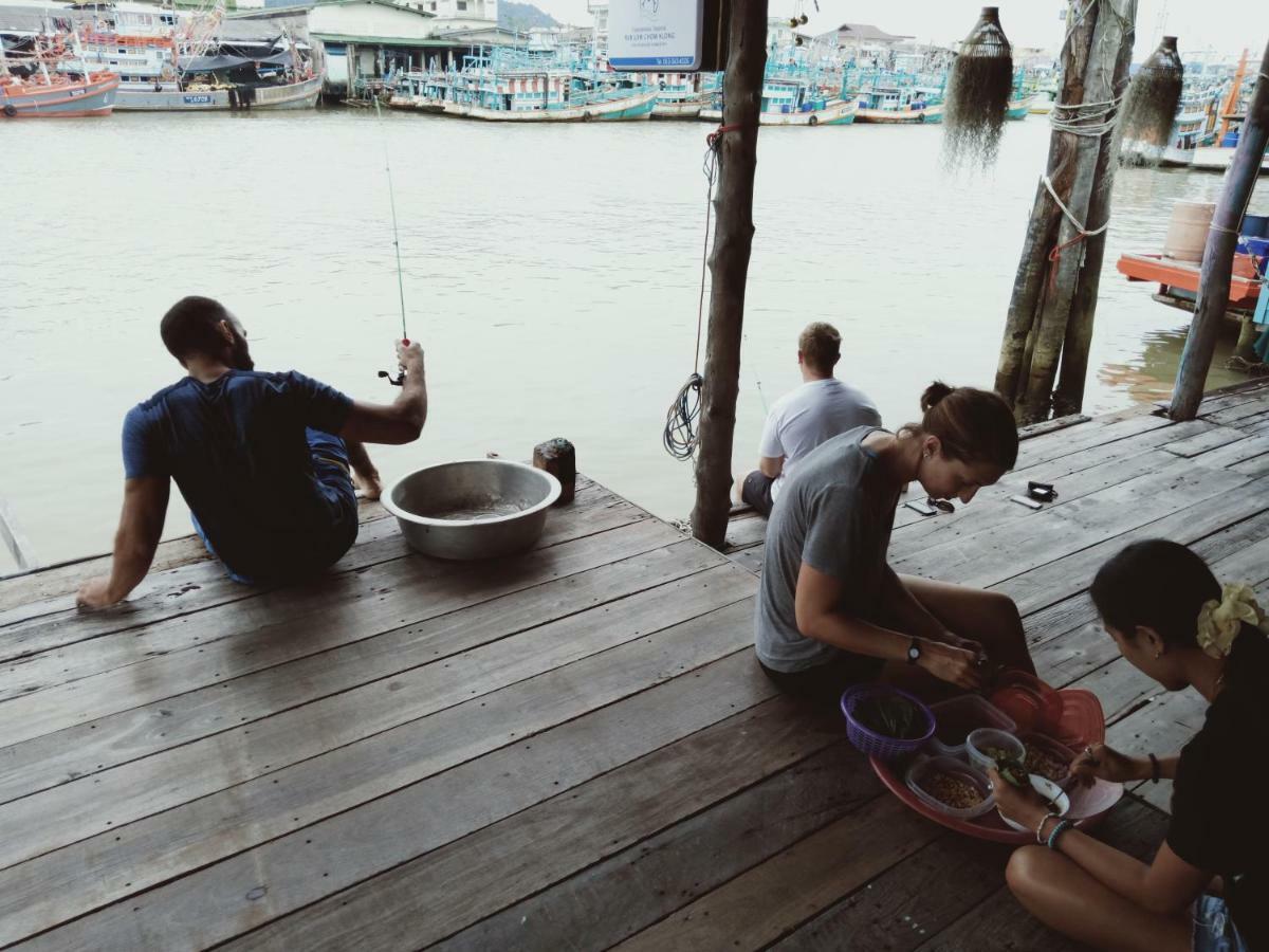 Rub Lom Chom Klong Homestay Csumphon Kültér fotó