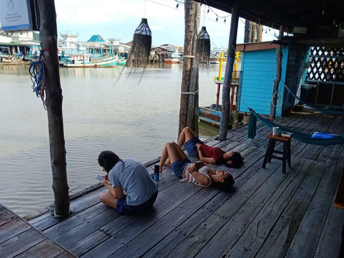 Rub Lom Chom Klong Homestay Csumphon Kültér fotó