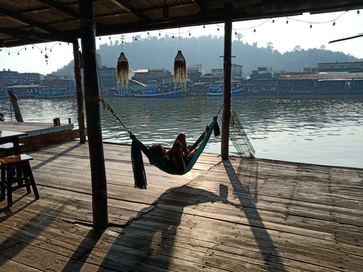 Rub Lom Chom Klong Homestay Csumphon Kültér fotó
