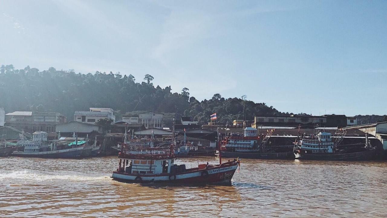 Rub Lom Chom Klong Homestay Csumphon Kültér fotó