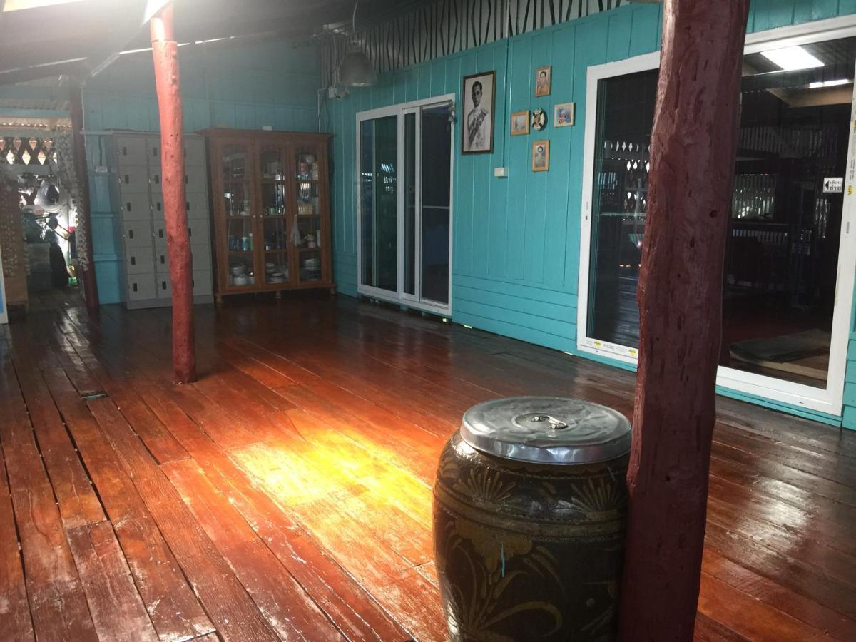 Rub Lom Chom Klong Homestay Csumphon Kültér fotó