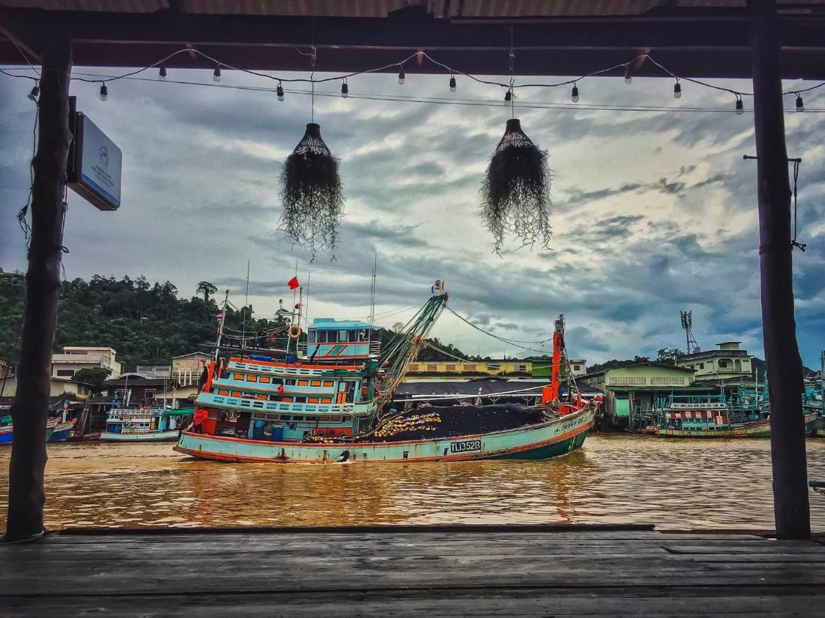 Rub Lom Chom Klong Homestay Csumphon Kültér fotó